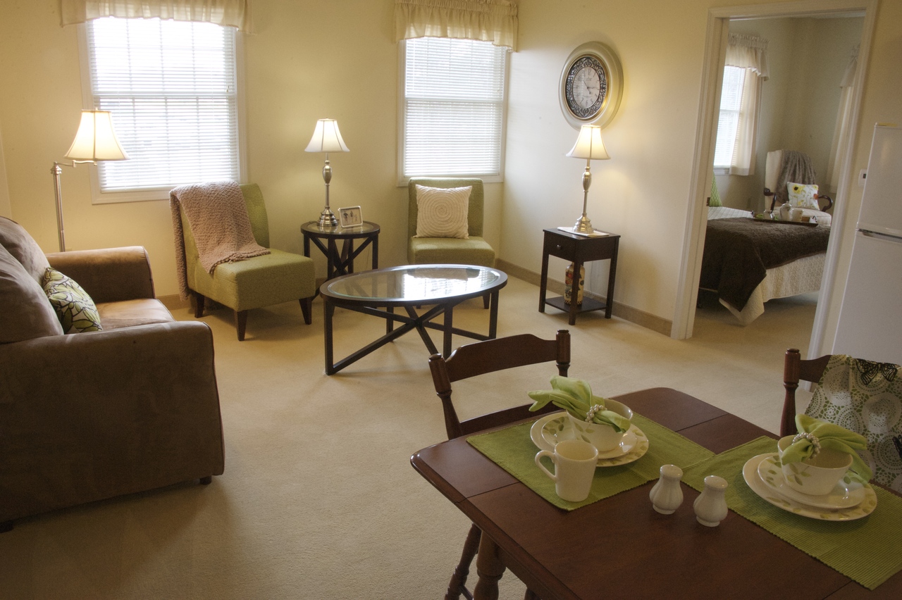 What is Senior Living meaning? Different Types of Senior Housing